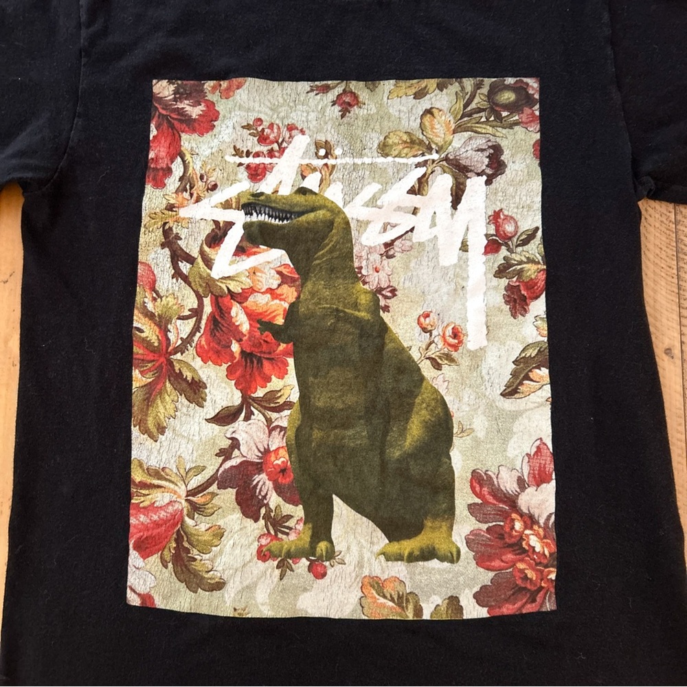 Stussy T-Rex floral Graphic Dino tshirt men's size Small Black Y2K Shirt